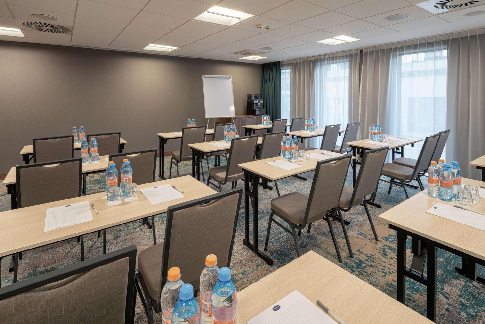 Hampton By Hilton Mokotow Готель